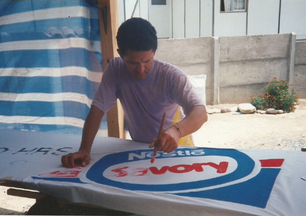 César Estay preparando los primeros carteles al inicio de su emprendimiento Nacer Publicidad.